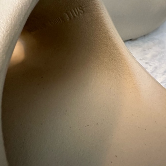 Adidas Yeezy NWOT size 11 bone color - Picture 3 of 4